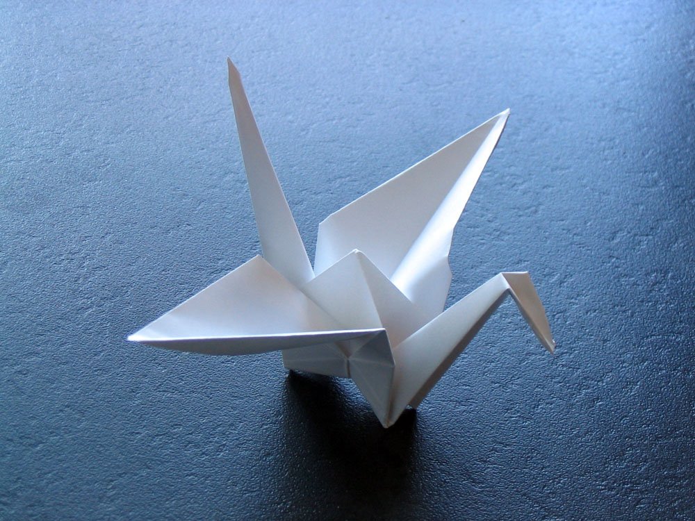 Оригами журавлик способы. Журавлик оригами Хиросима. Журавлик Садако оригами.