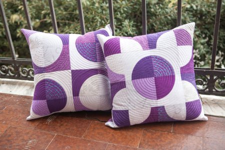 Подушки в стиле пэчворк фиолетовые