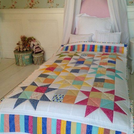 Лоскутное разноцветное одеяло