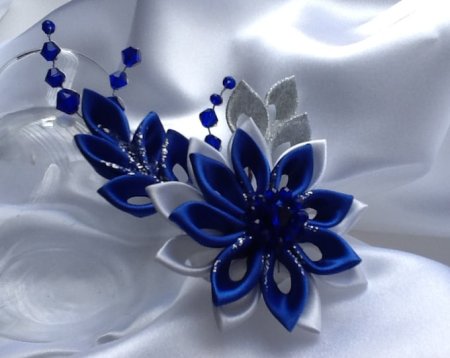 Брошь канзаши в бело синем цвете