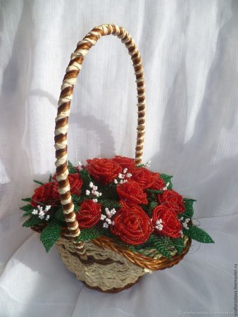 Плетеная корзина с цветами