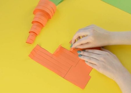 Морковка из цветной бумаги