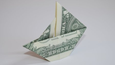 Корабль оригами из купюр