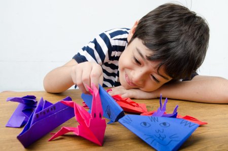 Дети складывают оригами
