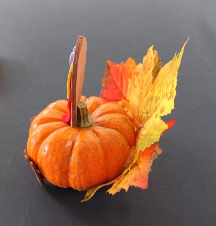 Осенняя поделка из тыквы и листьев