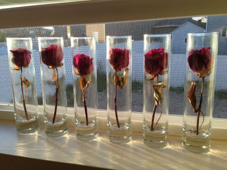 Декор из лепестков роз