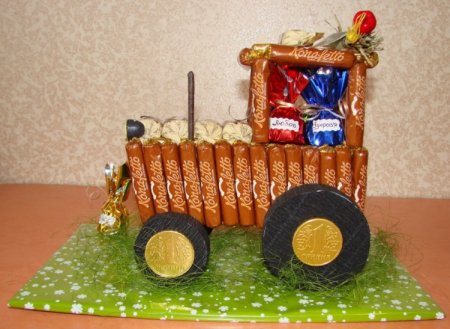 Трактор из конфет